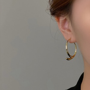 Boucles d'oreilles pendantes élégantes et luxueuses au design artistique pour femmes, en alliage serti de diamants, plaqué cuivre poli - Product Image 4