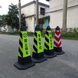 Cônes de signalisation routière en caoutchouc spécial haute visibilité 720 Square Cone pour la sécurité routière et la construction de chantiers - Product Image 2