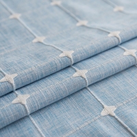Nappe brodée en grille XinLan en gros, couverture de table à bordure à pompons, taille personnalisée pour gîtes et restaurants