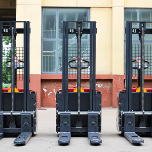 सबसे ज्यादा बिकने वाली मिनी हाइड्रोलिक इलेक्ट्रिक स्टेकर 1.5टन 2टन वाल्की स्टकर गोदाम के लिए सेमी इलेक्ट्रिक स्टेकर - Product Image 5