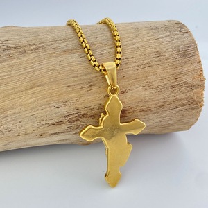 Collar con Colgante de Cruz y Manos en Oración, Diseño Único, Acero Inoxidable Dorado, Joyería de Moda - Product Image 4
