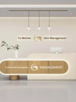 Comptoir de réception commercial oblong en bois de style crème moderne et épuré pour salon de beauté, clinique dentaire, bar, établissement de formation