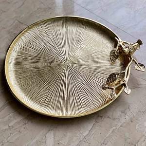 Plateau de service de forme ronde en métal d'aluminium coulé au design de luxe attrayant fabriqué à la main pour la maison, l'hôtel et le restaurant utilisent une plaque de chargeur - Product Image 1