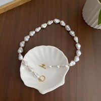 Collier tendance en résine perlée avec fermoir à bascule, perles baroques irrégulières pour femme