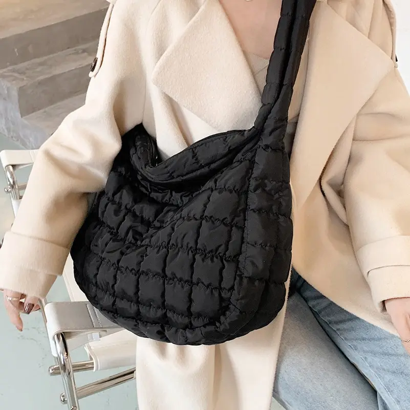 2023 फैशनेबल नई डिजाइन महिला एक-कंधे का दूत टोटे बैग क्रॉसबॉडी हैंडबैग बड़े क्लाउड फोल्ड कंधे बैग
