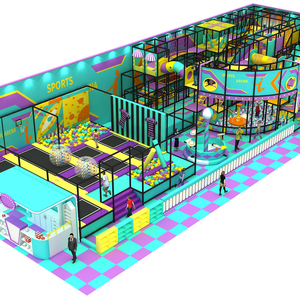 Aire de jeux intérieure de haute qualité sur le thème d'un parc de labyrinthe, avec de grands toboggans, disponible à la vente - Product Image 1