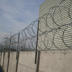 Fil barbelé concertina BTO22 CBT65 500mm en fer, bobine de fil barbelé - Product Image 1