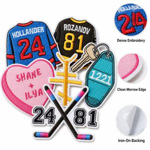 Patch Ricamate Termoadesive e da Cucire a Tema Hockey, Amore, Cuore, Coppia, Pattinaggio, Romance, con Motivi di Bastone da Hockey, Croce e Portachiavi - Product Image 1