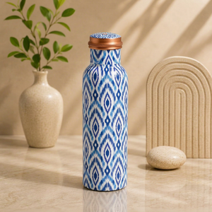 Botella de Agua de Cobre Esmaltado con Patrón Ikat Azul y Tapa de Cobre, Hecha a Mano, Diseño Ayurvédico, para Hidratación Diaria - Product Image 1