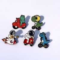 Prix de gros usine Épingles et badges de revers en émail métallique, motifs originaux, amusants et mignons de dessins animés (astronaute, grenouille, dinosaure, cycliste)