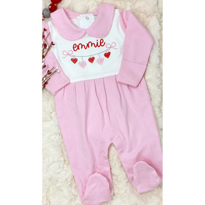 Monograma personalizado Baby Shower regalo bebé con cuello con Picot Trim Coming Home Sleeper niña recién nacida primer <span class=keywords><strong>traje</strong></span> de San Valentín - Product Image 1