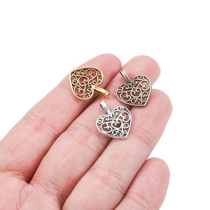 Colgante hueco en forma de corazón de aleación de zinc de 15x18 mm en plata antigua, oro y bronce para la fabricación de collares. - Product Image 2