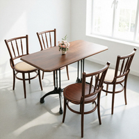 Ensemble de mobilier de restaurant en gros : chaises et tables en bois – Meilleur prix pour cafés, bistrots et salons de thé