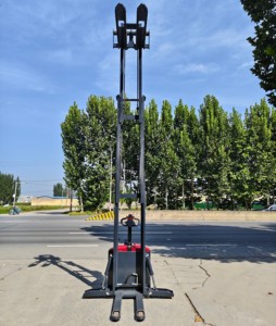 Chariot élévateur électrique pur à batterie 1-2 tonnes, mât bi-étages, faible bruit, sans entretien, en stock usine - Product Image 2