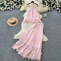 Ensemble deux pièces plissé pour femme avec haut sans manches et jupe longue à lacets, idéal pour l'été