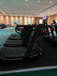 <span class=keywords><strong>Tapis</strong></span> roulant incurvé auto-alimenté <span class=keywords><strong>de</strong></span> bonne qualité, équipement <span class=keywords><strong>de</strong></span> salle <span class=keywords><strong>de</strong></span> sport, affichage numérique, <span class=keywords><strong>tapis</strong></span> roulant incurvé, réduit l'impact <span class=keywords><strong>de</strong></span> l'exercice sur les articulations - Product Image 2