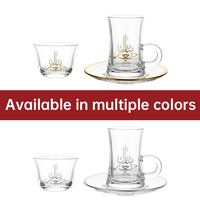 Un ensemble de six tasses à thé et tasses à café de style arabe avec texte décoratif arabe peint à la main