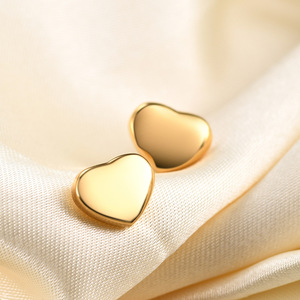 Pendientes de acero de titanio en forma de corazón, color dorado, 7 mm, para ocasiones de regalo - Product Image 3