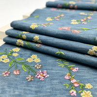 Tissu en denim bleu avec broderie florale multicolore en sequins et perles pour robes, tenues de soirée et robes de cérémonie vintage