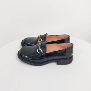 Zapatos de cuero genuino dividido para mujer con mocasines de punta redonda cerrados zapatos de tacones cuadrados con patrón de cocodrilo suave y cómodo - Product Image 4