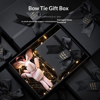 Coffret Cadeau Carré Noir Mat avec Nœud Papillon, Ruban en Satin et Étiquette Dorée – Emballage de Luxe en Papier Kraft – Vente en Gros