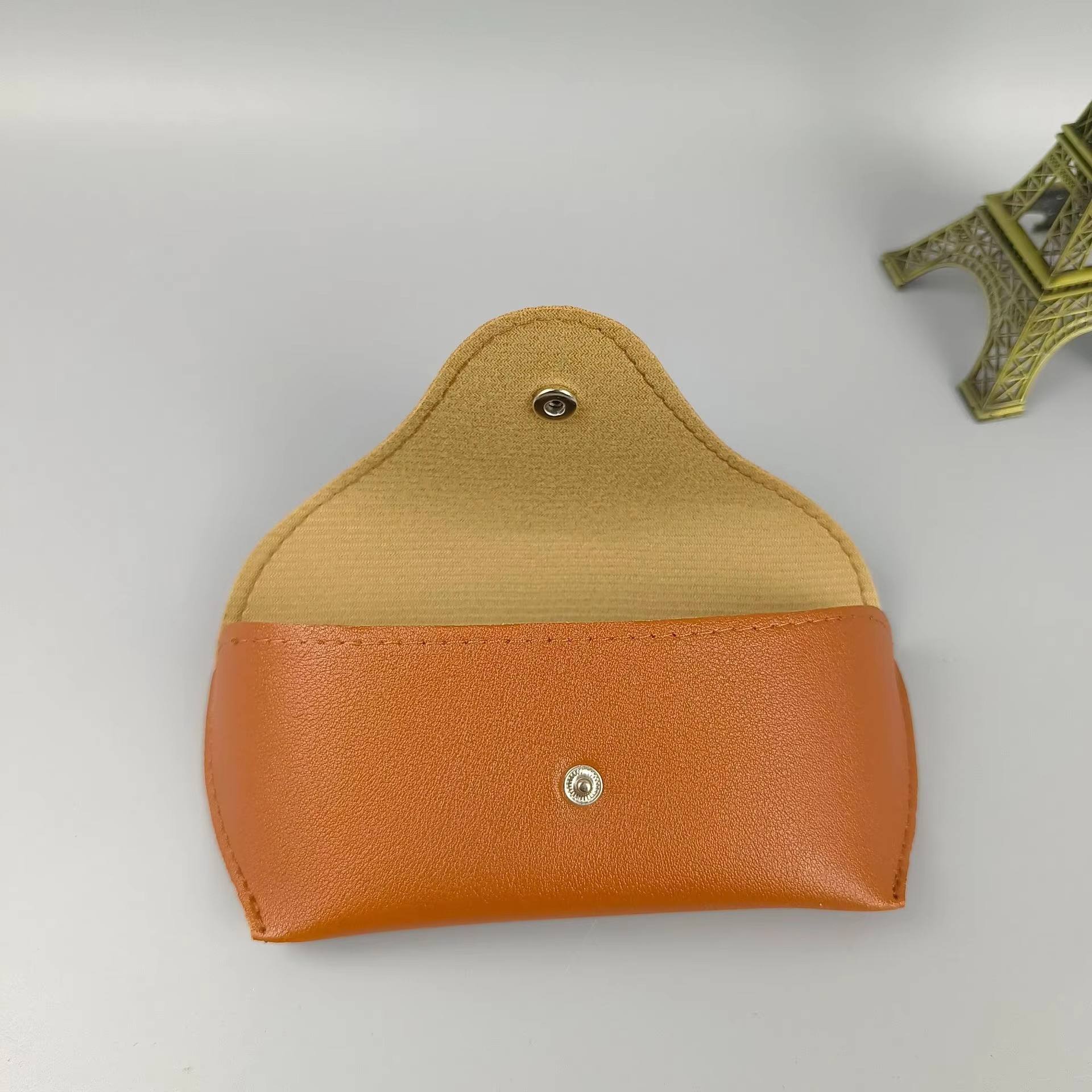 สีน้ำตาล