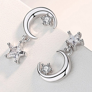 Orecchini Pendenti Asimmetrici Luna e Stella con Nappe per Donna, Gioielli alla Moda - Product Image 1