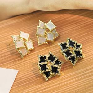 Boucles d'oreilles à clous en alliage à double couche tendance pour femmes, style rétro français, design de luxe haut de gamme avec aiguille en argent - Product Image 3