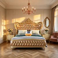 Lit double capitonné personnalisé en style rococo français avec feuilles d'or métalliques et pieds sculptés ondulés pour suite d'hôtel de luxe