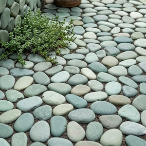 Mosaïque de carreaux de galets verts écologiques durables pour villa moderne, pierre de rivière naturelle pour extérieur et salle de bain - Product Image 1