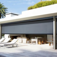 Persianas enrollables eléctricas con estructura de cero espacios, integradas para patios de villas de alta gama, a prueba de viento, con privacidad y oscurecimiento.