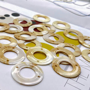 Anneau bicolore imitation coquillage 32 mm en ABS avec perles dispersées pour la création de chaînes de téléphone, porte-clés, pendentifs et ornements DIY - Product Image 3