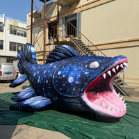 Énorme poisson abyssal gonflable, ancien organisme marin Coelacanth avec souffleur pour exposition d'art sur le thème de la vie préhistorique