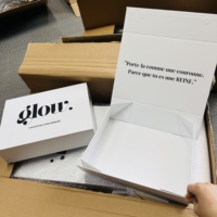 Boîte cadeau avec insert, logo personnalisé, violet et rose, luxe, écologique, papier artistique, couvercle à rabat magnétique