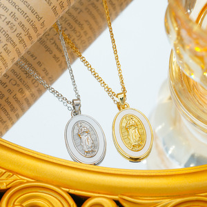 Collana Classica e Trendy Placcata Oro e Argento con Pendente Ovale della Vergine Maria in Acciaio al Titanio per Donne e Ragazze - Product Image 2