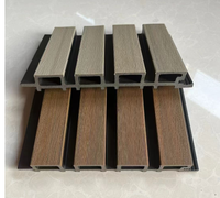 Panneaux muraux modernes en composite bois-plastique (WPC) étanches pour extérieur, panneaux de plafond à rainures co-extrudés, bande PVC pour extérieur commercial
