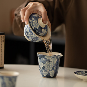 MINGSHUO Yuan Blue Flower Porcelain Gaiwan <span class=keywords><strong>Kung</strong></span> <span class=keywords><strong>Fu</strong></span> Tea Set Hand-held Bowl Open <span class=keywords><strong>Film</strong></span> Modern Design Soda Glaze Three-Talent Fujian - Product Image 3