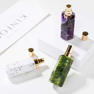 Quartz Gem Craft Hexaèdre Bouteilles <span class=keywords><strong>de</strong></span> parfum Aromathérapie Articles <span class=keywords><strong>de</strong></span> <span class=keywords><strong>toilette</strong></span> en rouge blanc jaune bleu vert etc. Gravure <span class=keywords><strong>de</strong></span> style d'amour - Product Image 5