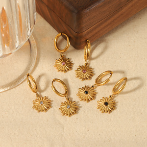 ต่างหูรูปดอกไม้ทำจากสังกะสีอัลลอยชุบทองดีไซน์เดซี่พร้อมเพทายสำหรับผู้หญิง TE6344เครื่องประดับแฟชั่นระดับไฮเอนด์แบบเรียบง่าย - Product Image 1