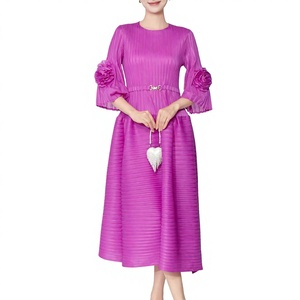 Abito plissettato con collo a petalo da donna taglie forti in Chiffon al ginocchio in tinta unita può essere un indumento ispirato al Miyake - Product Image 3