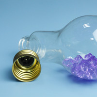 Vente en gros Vide Sérigraphie Lait Jus Thé Boisson en plastique en forme d'ampoule Bouteille de boisson avec couvercle