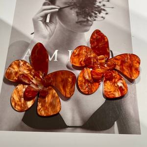 Boucles d'oreilles clous surdimensionnées en forme de fleur, double couche, orange, en acrylique/résine/lucite, bijoux tendance pour femme, idéales pour les soirées - Product Image 2