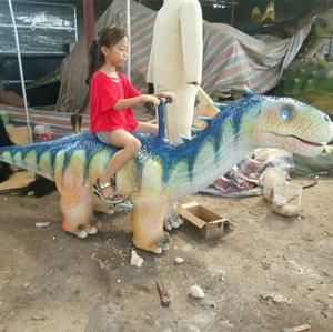 Manège de dinosaures pour enfants dans un parc d'attractions - Product Image 3