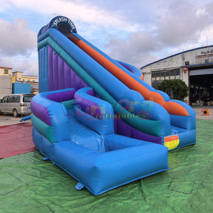 Toboggan aquatique géant gonflable pour enfants, avec piscine et glissière incurvée. - Product Image 2