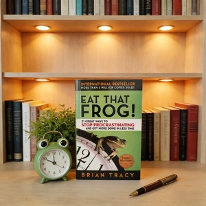 Eat That Frog de Brian Tracy, <span class=keywords><strong>libro</strong></span> sobre cómo combatir la procrastinación, aumentar la productividad, mejorar la eficiencia diaria y el autoaprendizaje - Product Image 4
