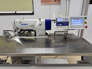 Máquina Industrial Automática de Cama Plana RONMACK RM-JK1790-CYY para Ojales de Camisa con Indexador de Botones y Hilo - Product Image 3