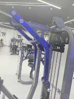 Fortalece tu espalda con la máquina de remo sentado ROSEN Select con pila de pesas para entrenamiento en gimnasios comerciales