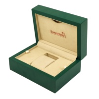 Boîte à montre en bois recouverte de cuir PU vert, doublure en daim beige, logo personnalisé, couvercle à charnière pour le rangement et l'emballage de montres de luxe