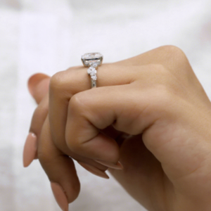 Bague de fiançailles taille radiant, inspirée des feuilles, avec pierres latérales, en or blanc plaqué argent, vintage, unique, florale, alliance de mariage moderne avec diamants - Product Image 3