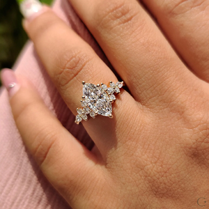 Bague moderne en diamant de laboratoire avec bande élégante et pierre précieuse étincelante, parfaite pour les mariages et les occasions spéciales, en provenance d'Inde - Product Image 2